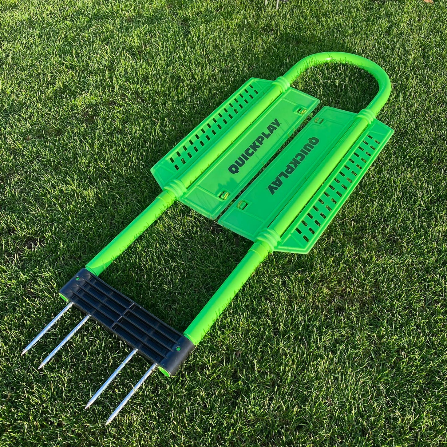 REPLAY Defender Mannequin seen from above on grass, its two QUICKPLAY panels side by side and the spiked black base at the bottom.