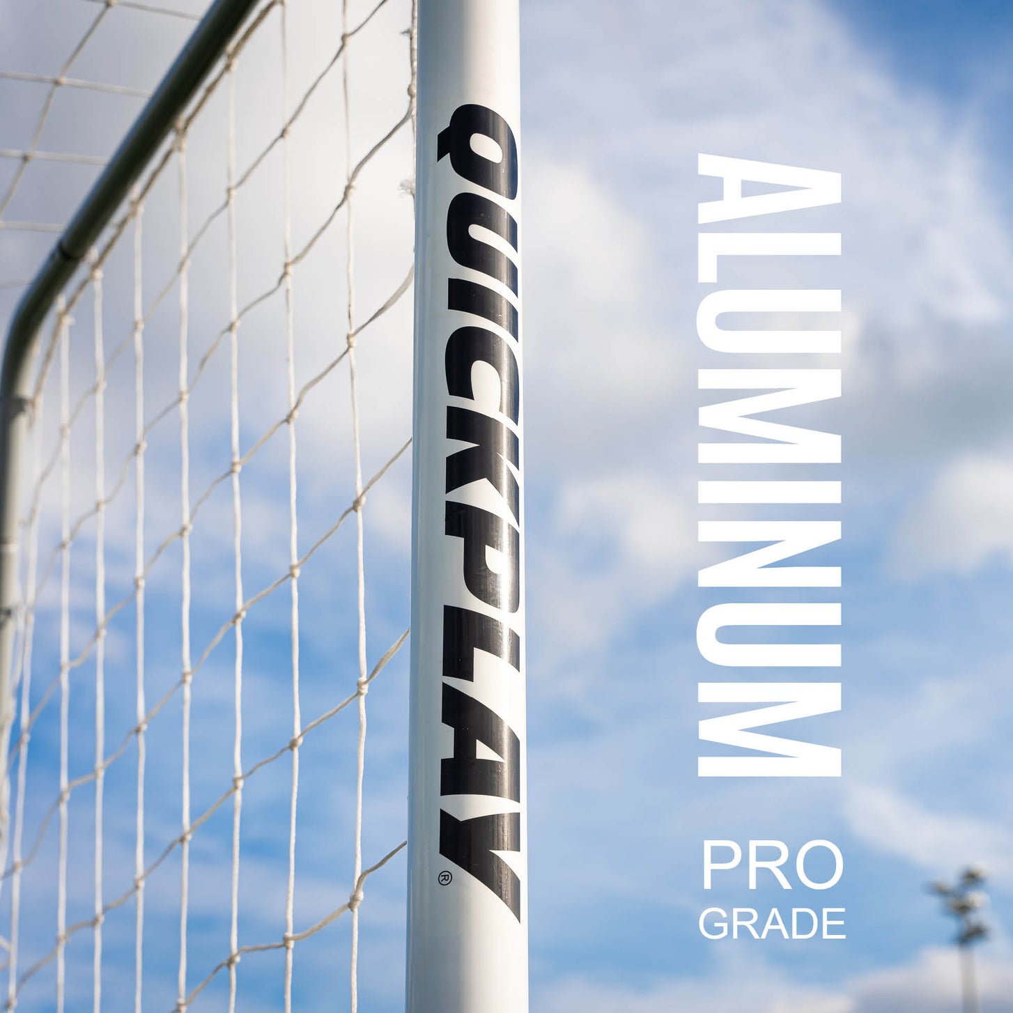PRO ALU Match60 8x5' goal: close-up of the white QUICKPLAY upright and net against the sky, with the text "Aluminum pro grade".