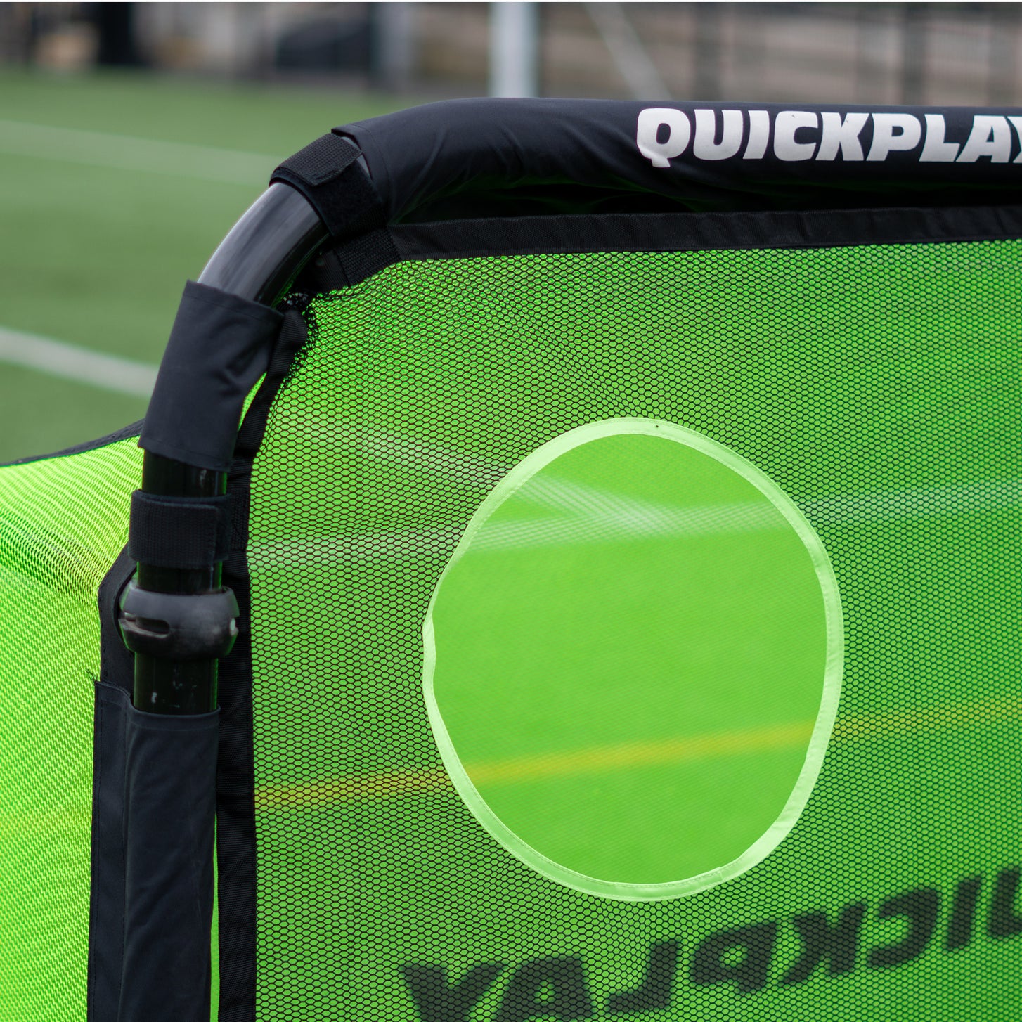 PRO ALU Training Target Net Lite 5x3': close-up of the top corner with a round target hole and the QUICKPLAY logo on the top bar.