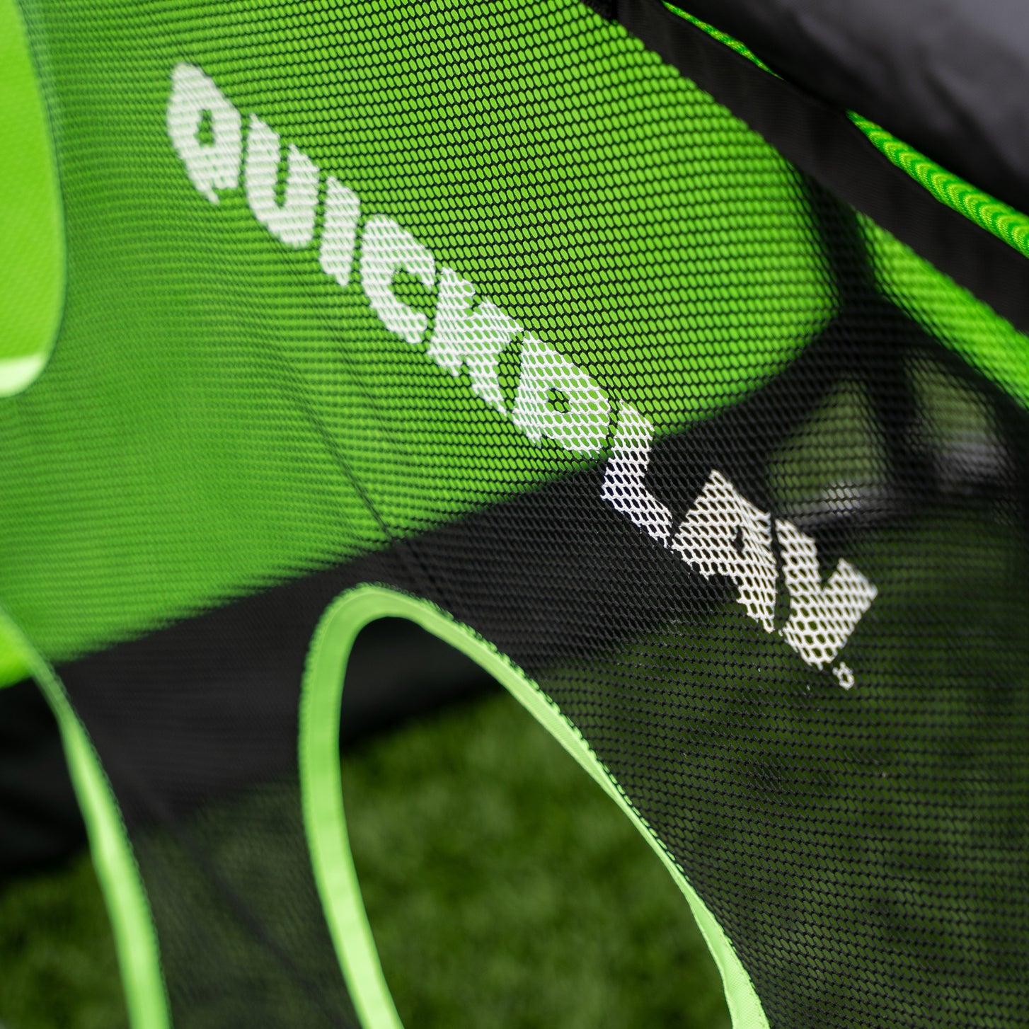 PRO ALU Training Target Net Lite 5x3': close-up of the white QUICKPLAY logo on the green mesh above a round target hole.